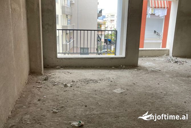 Shtepi ne shitje Apartament ne Tirane, 1+1, Mobilimi Bosh, pa mobiluar, Pagesa 99,900  Euro.