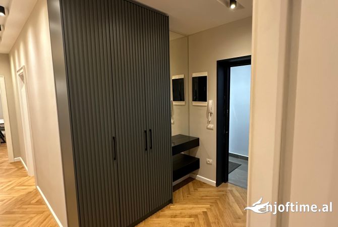 Shtepi me qera Apartament ne Tirane, 3+1, Mobilimi E mobiluar, Pagesa 2,500  Euro.