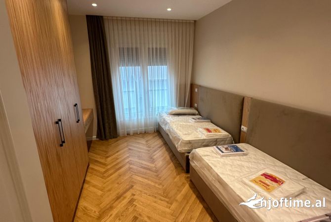 Shtepi me qera Apartament ne Tirane, 3+1, Mobilimi E mobiluar, Pagesa 2,500  Euro.