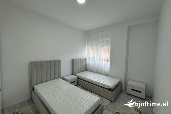 Shtepi ne shitje Apartament ne Tirane, 3+1, Mobilimi E mobiluar, Pagesa 349,999  Euro.