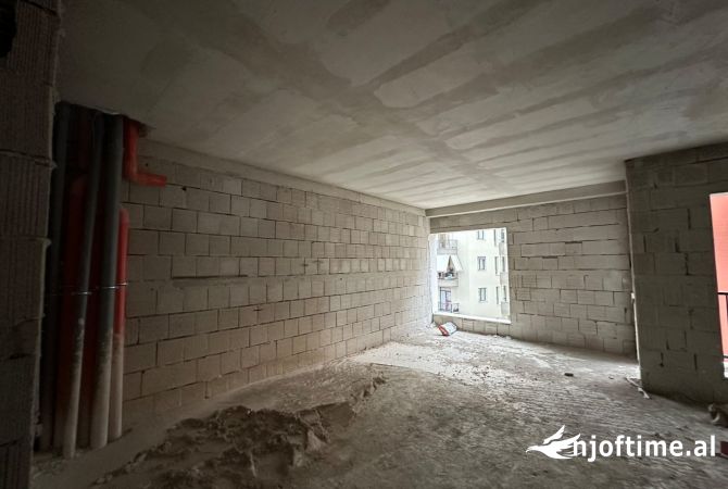 Shtepi ne shitje Apartament ne Tirane, 1+1, Mobilimi Bosh, pa mobiluar, Pagesa 105,979  Euro.