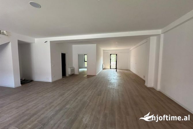 Ambient biznesi me qera 3+1 ne Tirane - 3,999 Euro
