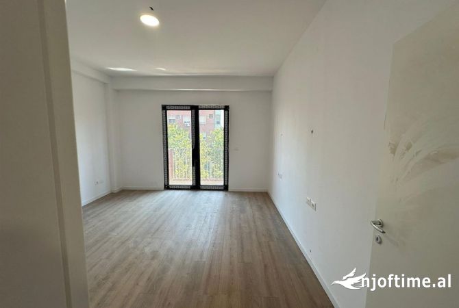 Ambient biznesi me qera 3+1 ne Tirane - 3,999 Euro