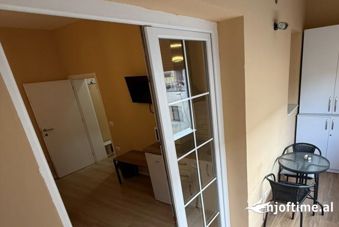 Shtepi me qera Apartament ne Tirane, Garsoniere, Mobilimi E mobiluar, Pagesa 550  Euro.