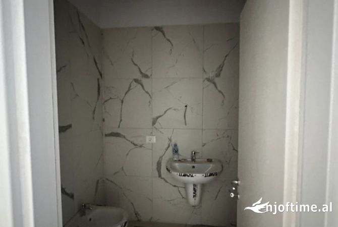 Shtepi ne shitje Apartament ne Tirane, 1+1, Mobilimi Bosh, pa mobiluar, Pagesa 62,000  Euro.
