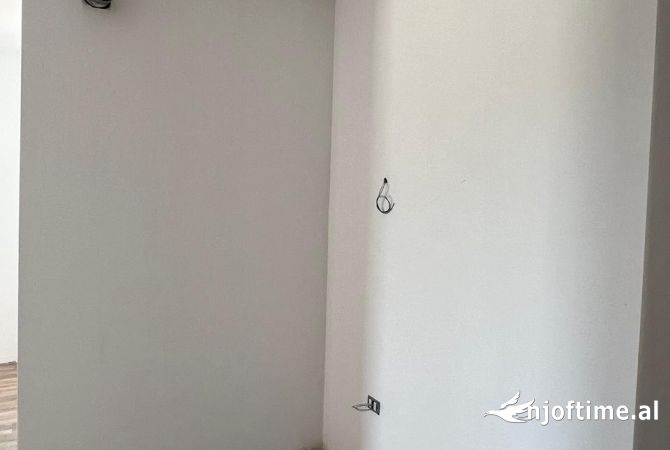 Shtepi ne shitje Apartament ne Tirane, 2+1, Mobilimi Bosh, pa mobiluar, Pagesa 124,500  Euro.