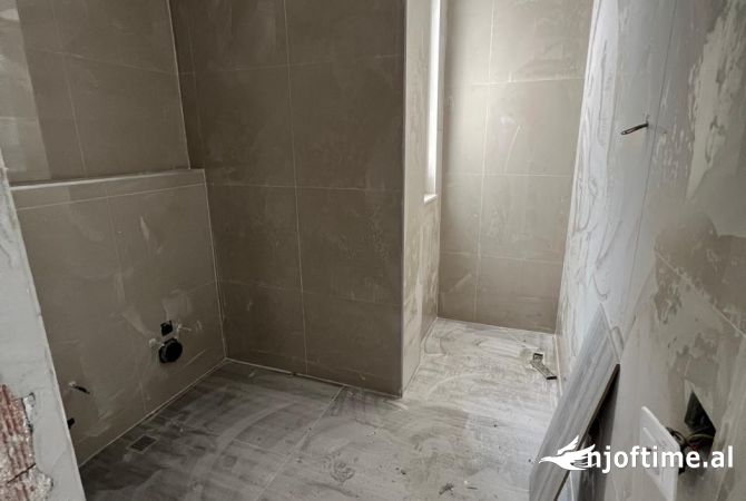 Shtepi ne shitje Apartament ne Tirane, 2+1, Mobilimi Bosh, pa mobiluar, Pagesa 124,500  Euro.