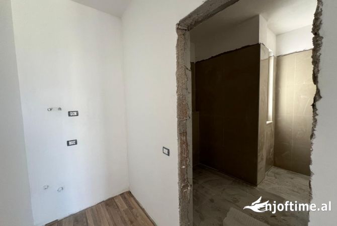 Shtepi ne shitje Apartament ne Tirane, 2+1, Mobilimi Bosh, pa mobiluar, Pagesa 124,500  Euro.