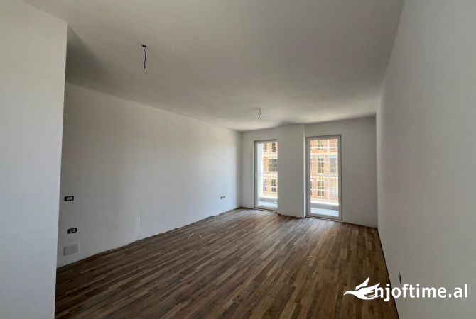 Shtepi ne shitje Apartament ne Tirane, 2+1, Mobilimi Bosh, pa mobiluar, Pagesa 124,500  Euro.