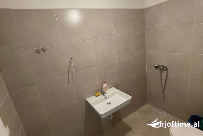 Apartament 2+1 per zyra me qira