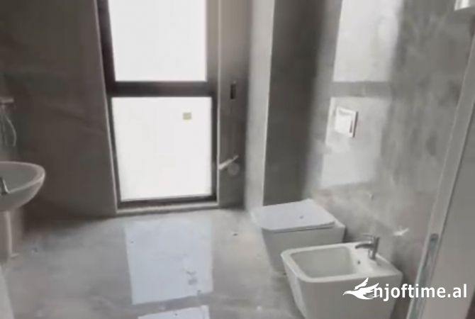 Shtepi ne shitje Apartament ne Tirane, 2+1, Mobilimi Bosh, pa mobiluar, Pagesa 140,999  Euro.