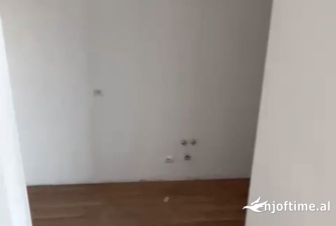 Shtepi ne shitje Apartament ne Tirane, 2+1, Mobilimi Bosh, pa mobiluar, Pagesa 140,999  Euro.