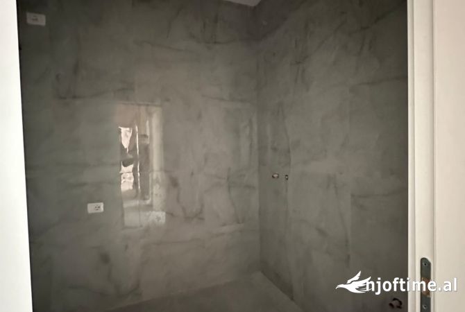 Shtepi ne shitje Apartament ne Tirane, 2+1, Mobilimi Bosh, pa mobiluar, Pagesa 83,500  Euro.