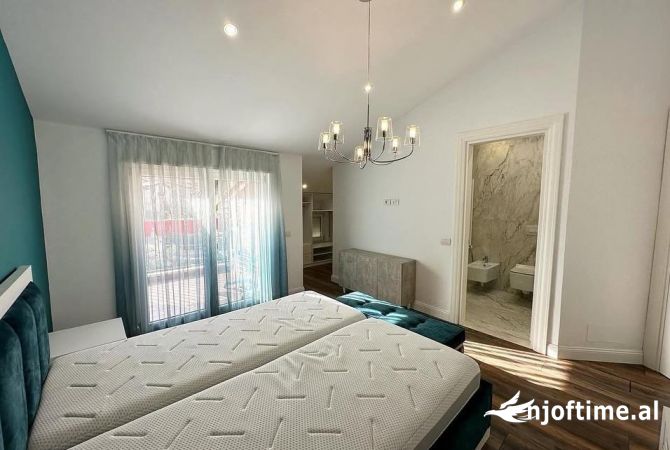 Shtepi ne shitje Apartament ne Tirane, 3+1, Mobilimi E mobiluar, Pagesa 150,000  Euro.