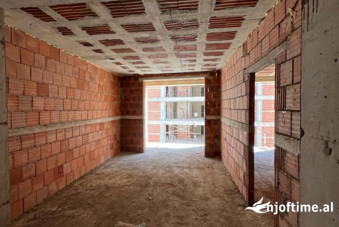 Shtepi ne shitje Apartament ne Tirane, 1+1, Mobilimi Bosh, pa mobiluar, Pagesa 127,001  Euro.