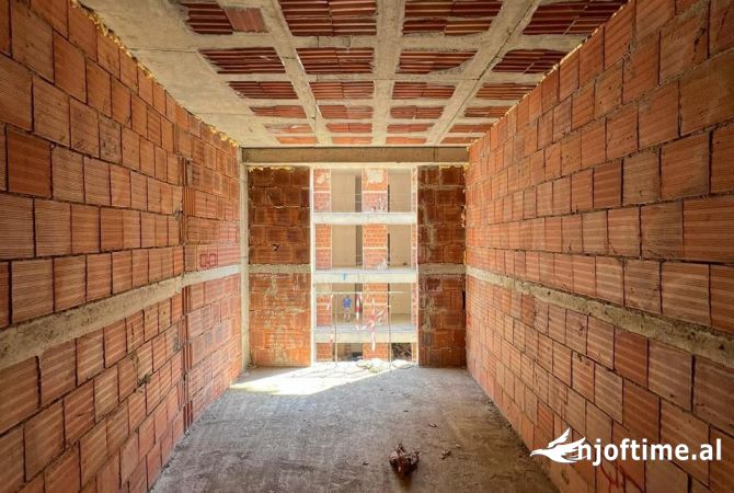 Shtepi ne shitje Apartament ne Tirane, 1+1, Mobilimi Bosh, pa mobiluar, Pagesa 127,001  Euro.