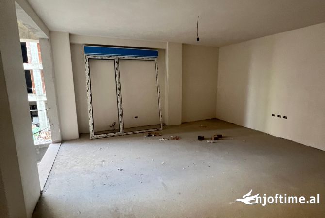 Shtepi ne shitje Apartament ne Tirane, 2+1, Mobilimi Bosh, pa mobiluar, Pagesa 173,200  Euro.