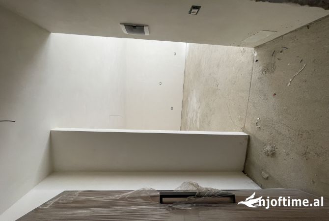 Shtepi ne shitje Apartament ne Tirane, 2+1, Mobilimi Bosh, pa mobiluar, Pagesa 171,000  Euro.