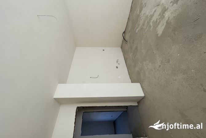 Shtepi ne shitje Apartament ne Tirane, 2+1, Mobilimi Bosh, pa mobiluar, Pagesa 171,000  Euro.