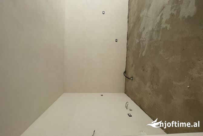 Shtepi ne shitje Apartament ne Tirane, 2+1, Mobilimi Bosh, pa mobiluar, Pagesa 171,000  Euro.