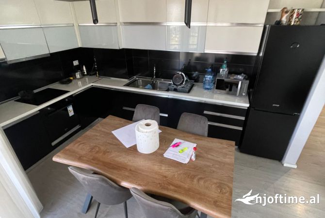 Shtepi ne shitje Apartament ne Tirane, 3+1, Mobilimi E mobiluar, Pagesa 164,995  Euro.