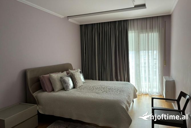 Shtepi ne shitje Apartament ne Tirane, 3+1, Mobilimi E mobiluar, Pagesa 394,996  Euro.