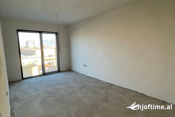 Shtepi ne shitje Apartament ne Tirane, 2+1, Mobilimi Bosh, pa mobiluar, Pagesa 177,500  Euro.