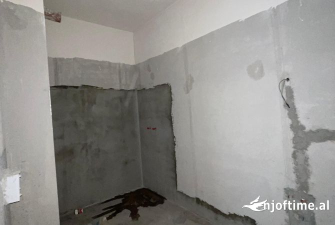 Shtepi ne shitje Apartament ne Tirane, 2+1, Mobilimi Bosh, pa mobiluar, Pagesa 177,500  Euro.