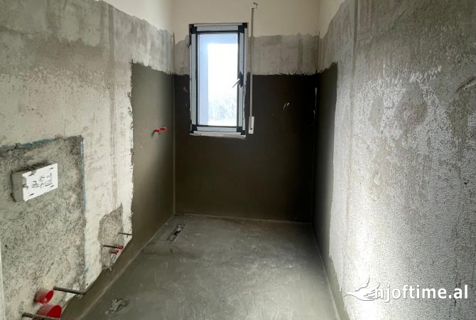 Shtepi ne shitje Apartament ne Tirane, 2+1, Mobilimi Bosh, pa mobiluar, Pagesa 177,500  Euro.