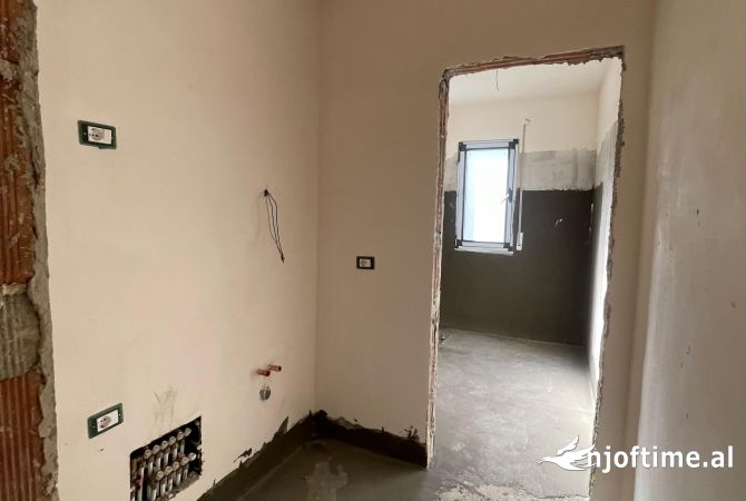Shtepi ne shitje Apartament ne Tirane, 2+1, Mobilimi Bosh, pa mobiluar, Pagesa 177,500  Euro.