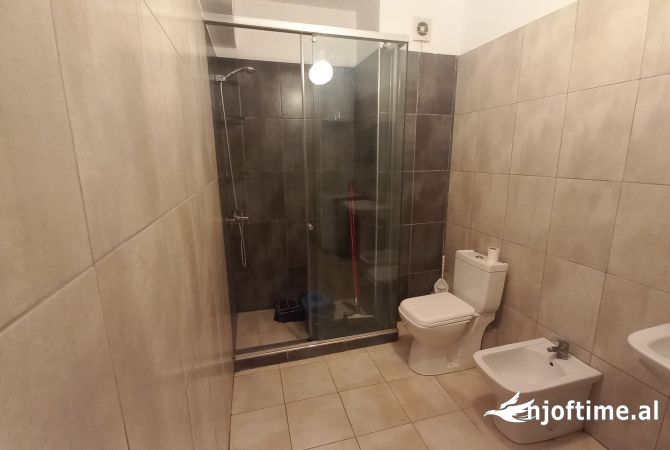 Shtepi ne shitje Apartament ne Tirane, 1+1, Mobilimi E mobiluar, Pagesa 104,999  Euro.