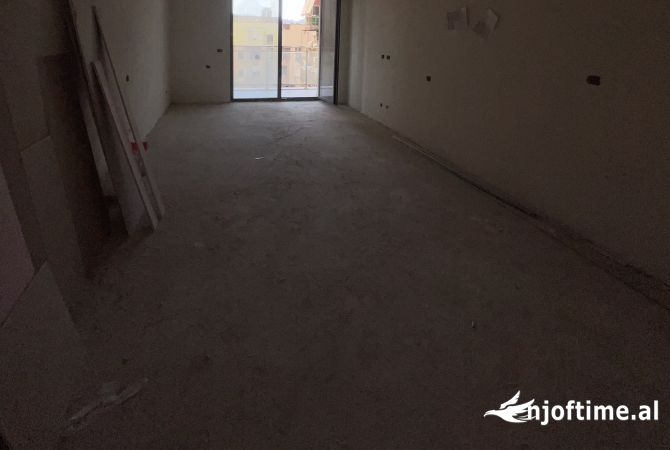 Shtepi ne shitje Apartament ne Tirane, 2+1, Mobilimi Bosh, pa mobiluar, Pagesa 244,000  Euro.