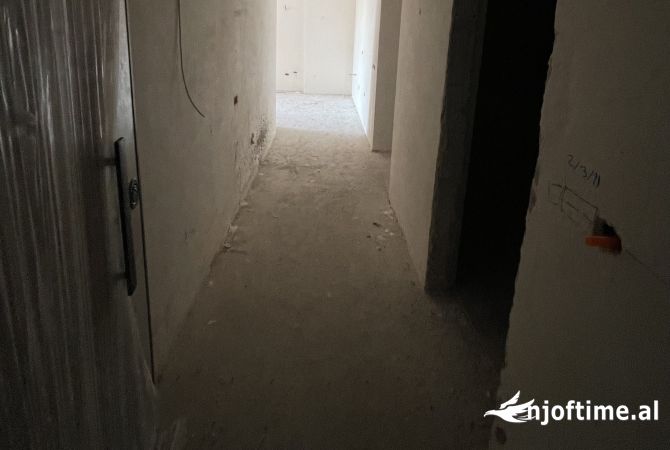Shtepi ne shitje Apartament ne Tirane, 2+1, Mobilimi Bosh, pa mobiluar, Pagesa 244,100  Euro.
