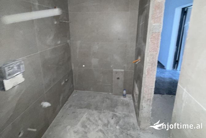Shtepi ne shitje Apartament ne Tirane, 2+1, Mobilimi Bosh, pa mobiluar, Pagesa 244,100  Euro.