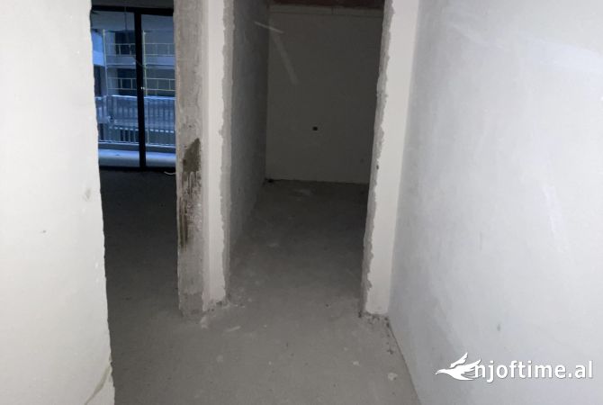 Shtepi ne shitje Apartament ne Tirane, 2+1, Mobilimi Bosh, pa mobiluar, Pagesa 244,100  Euro.