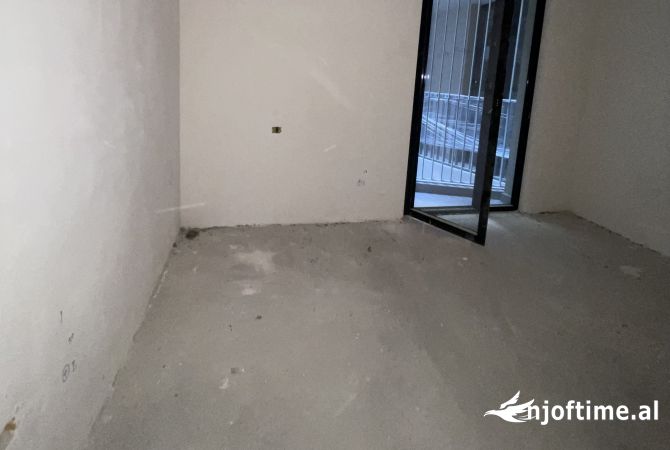 Shtepi ne shitje Apartament ne Tirane, 2+1, Mobilimi Bosh, pa mobiluar, Pagesa 244,100  Euro.