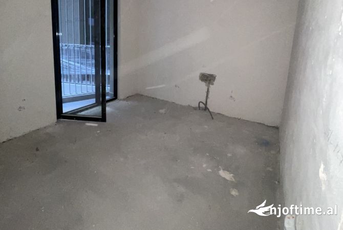 Shtepi ne shitje Apartament ne Tirane, 2+1, Mobilimi Bosh, pa mobiluar, Pagesa 244,100  Euro.