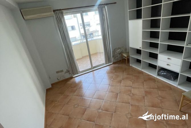Shtepi ne shitje Apartament ne Tirane, 2+1, Mobilimi E mobiluar, Pagesa 304,999  Euro.