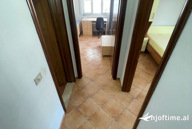 Shtepi ne shitje Apartament ne Tirane, 2+1, Mobilimi E mobiluar, Pagesa 304,999  Euro.