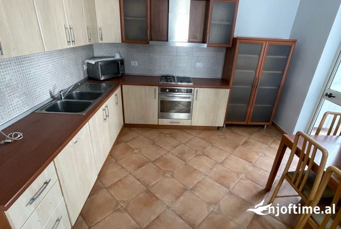 Shtepi ne shitje Apartament ne Tirane, 2+1, Mobilimi E mobiluar, Pagesa 304,999  Euro.
