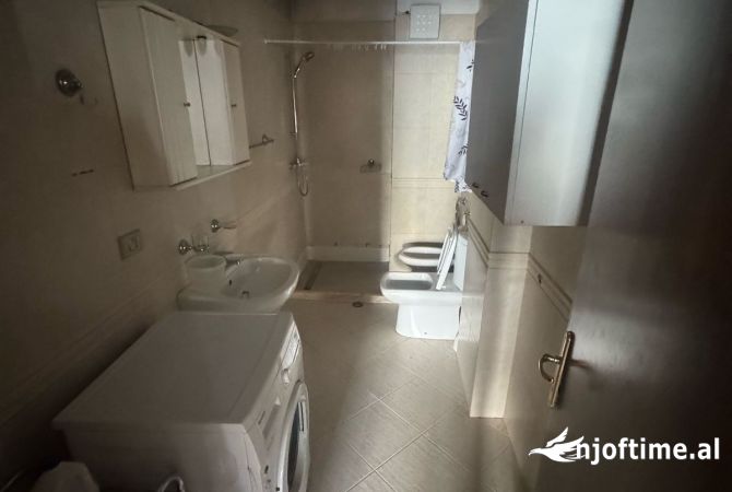 Shtepi ne shitje Apartament ne Tirane, 2+1, Mobilimi E mobiluar, Pagesa 304,999  Euro.