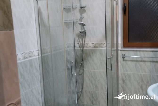 Shtepi me qera Apartament ne Tirane, 3+1, Mobilimi E mobiluar, Pagesa 551  Euro.