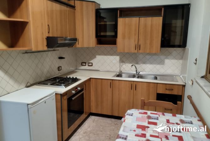 Shtepi me qera Apartament ne Tirane, 3+1, Mobilimi E mobiluar, Pagesa 551  Euro.