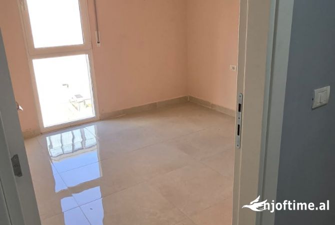Shtepi ne shitje Apartament ne Tirane, 2+1, Mobilimi Bosh, pa mobiluar, Pagesa 192,950  Euro.