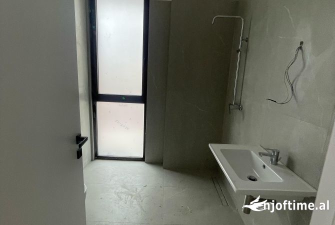 Shtepi ne shitje Apartament ne Tirane, 1+1, Mobilimi Bosh, pa mobiluar, Pagesa 293,890  Euro.