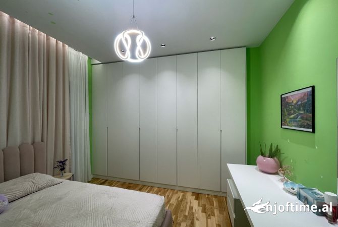 Shtepi ne shitje Apartament ne Tirane, 2+1, Mobilimi E mobiluar, Pagesa 284,999  Euro.