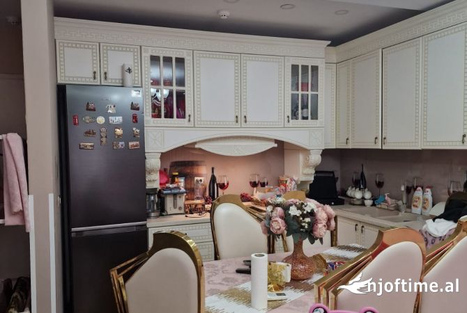 Shtepi ne shitje Apartament ne Tirane, 1+1, Mobilimi E mobiluar, Pagesa 175,001  Euro.