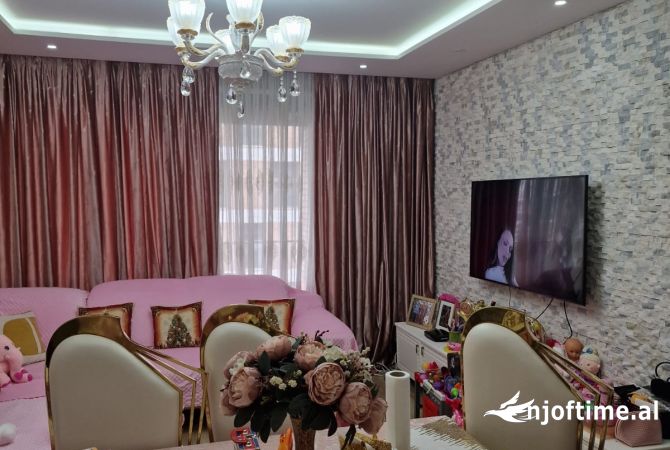 Shtepi ne shitje Apartament ne Tirane, 1+1, Mobilimi E mobiluar, Pagesa 175,001  Euro.