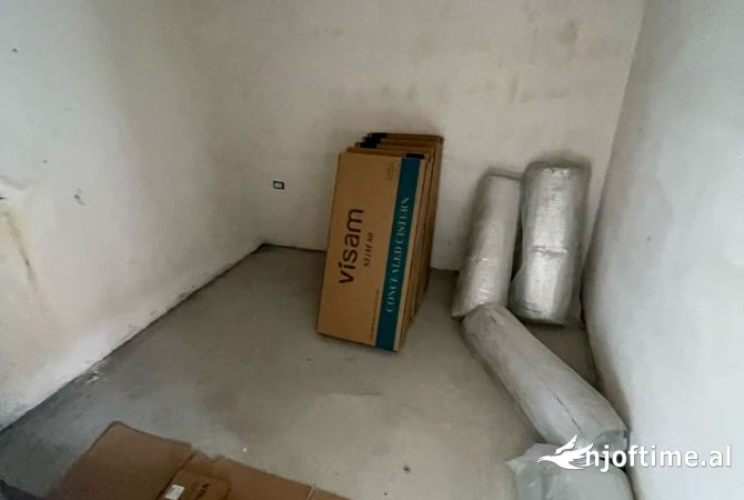 Shtepi ne shitje Apartament ne Tirane, 2+1, Mobilimi Bosh, pa mobiluar, Pagesa 102,010  Euro.