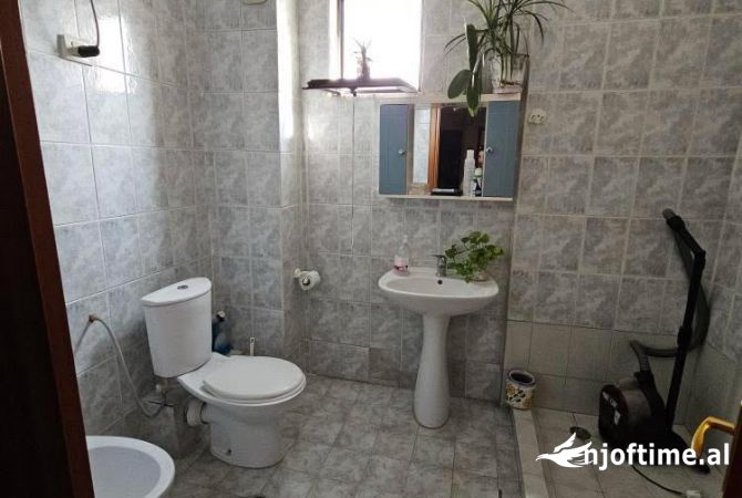 Shtepi me qera Apartament ne Tirane, 3+1, Mobilimi E mobiluar, Pagesa 700  Euro.